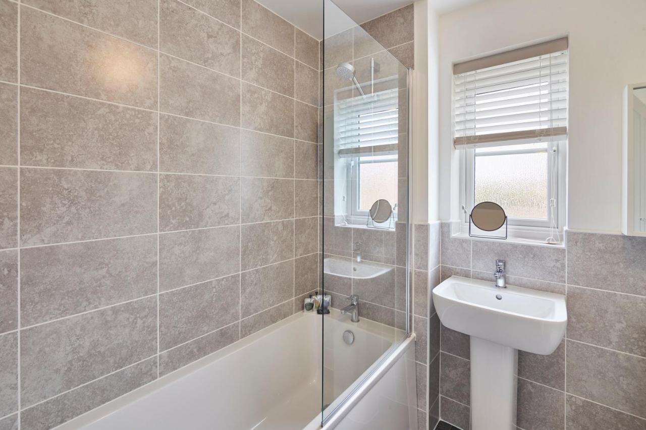 Host & Stay - Cayton Bay Cottage Extérieur photo